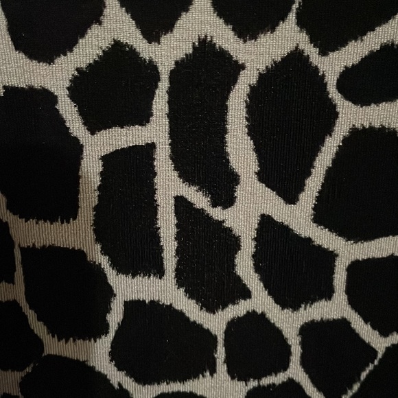 Black & white top.  Size M.  Stretchy - Picture 3 of 4